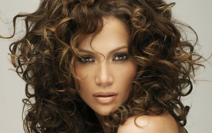 Beauty :) Έχεις σγουρά μαλλιά; Δες το hair trend που κάνει δυναμικό&nbsp;comeback